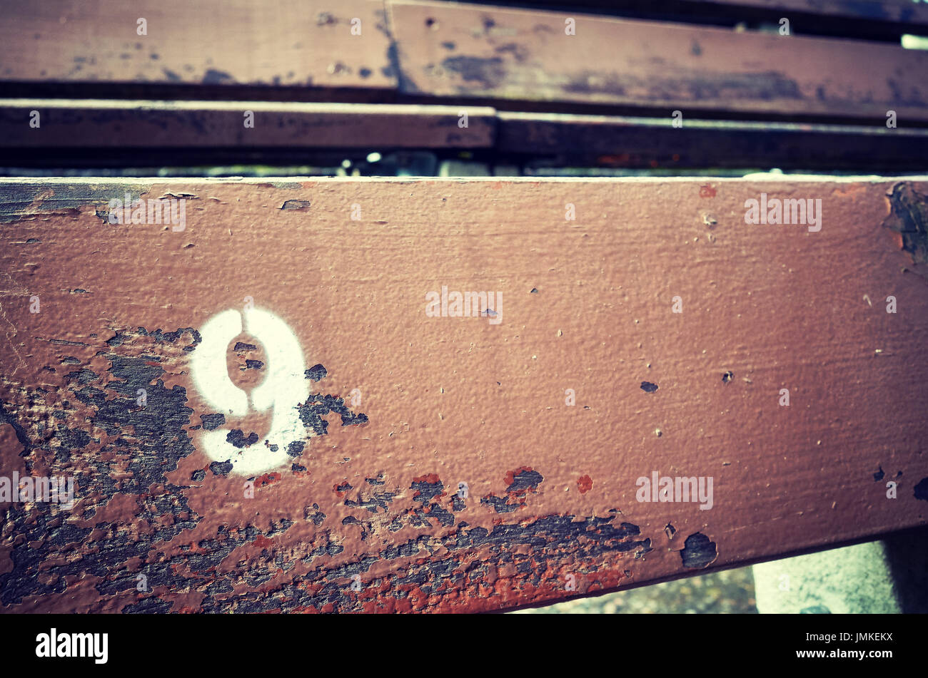 Numero Nove dipinta su un vecchio sedile in legno, quadro concettuale con copia spazio sulla destra. Foto Stock