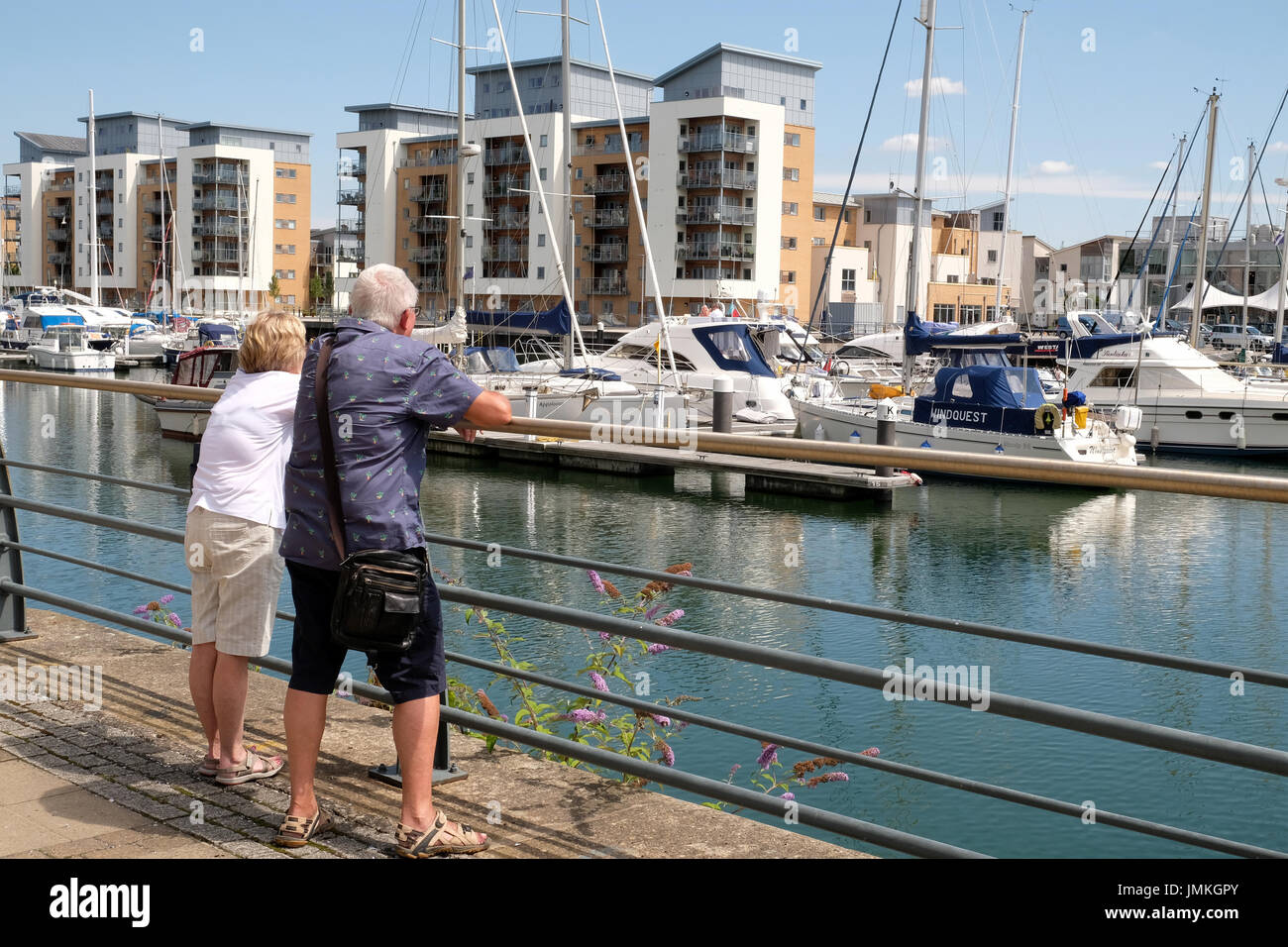 25 Luglio 2017 - Matue coppia in pensione appoggiata sulla ringhiera rof Portishead Marina rilassante durante l'estate del 2017. Foto Stock