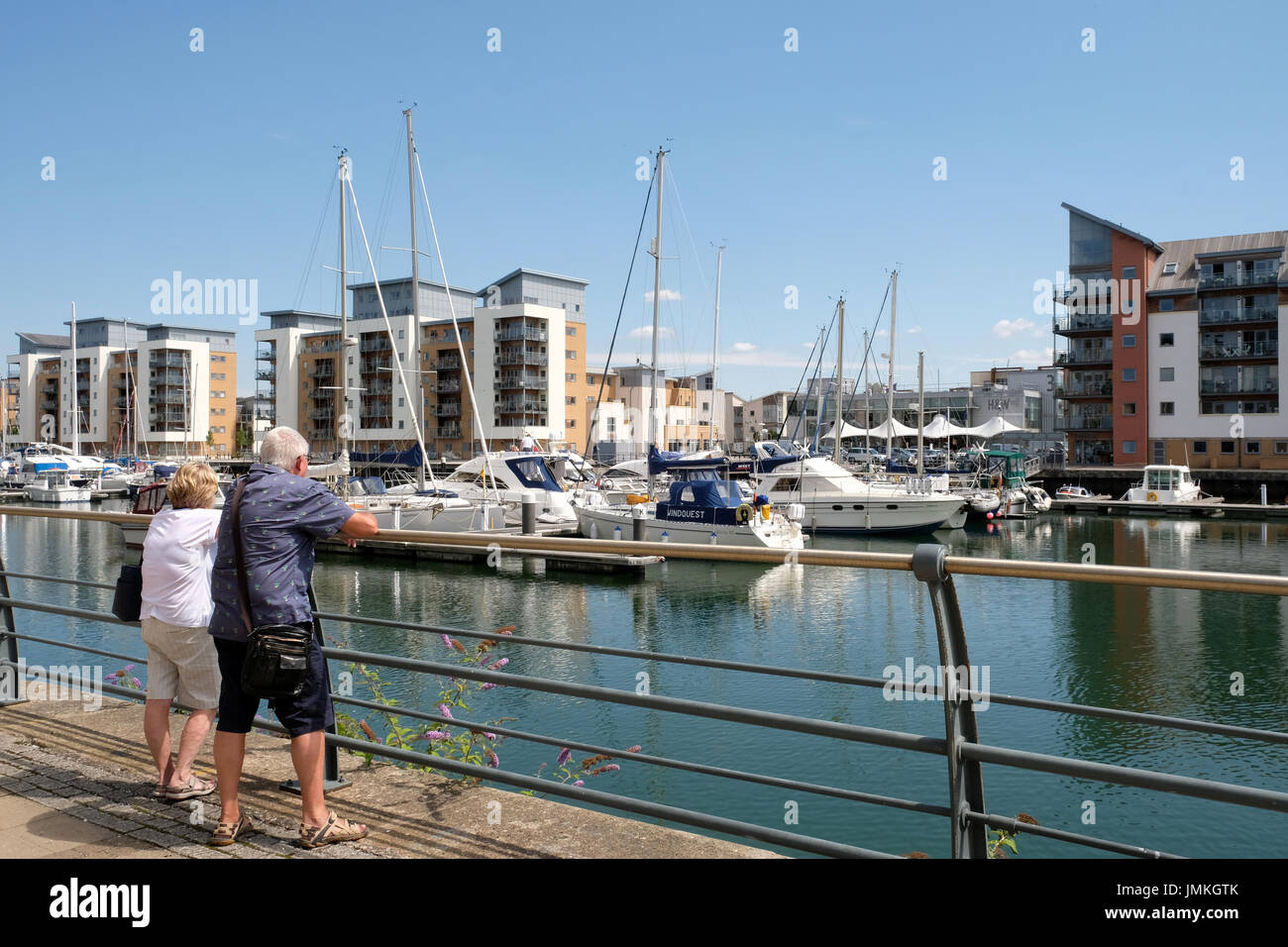 25 Luglio 2017 - Matue coppia in pensione appoggiata sulla ringhiera rof Portishead Marina rilassante durante l'estate del 2017. Foto Stock