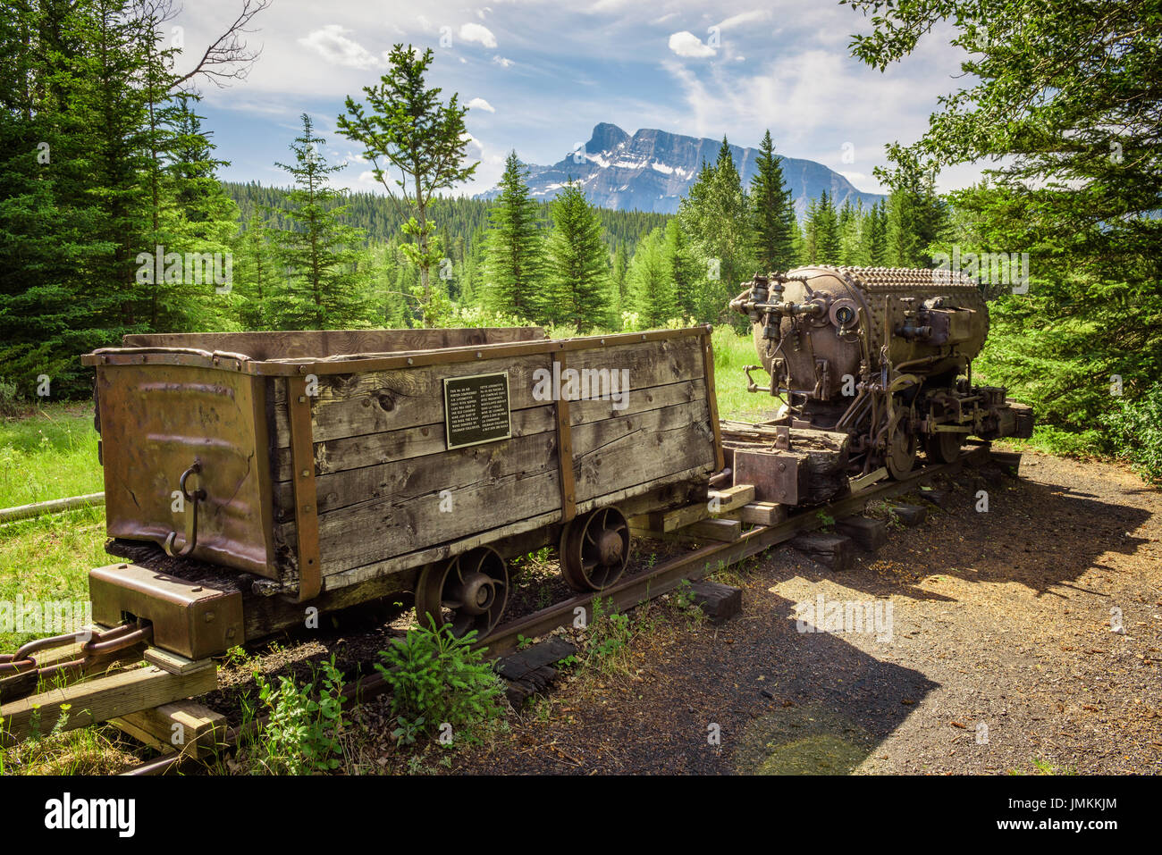 Storica miniera di carbone treno nella città fantasma di Bankhead con Mt. Rundle in background si trova nel Parco Nazionale di Banff, Alberta, Canada. Foto Stock