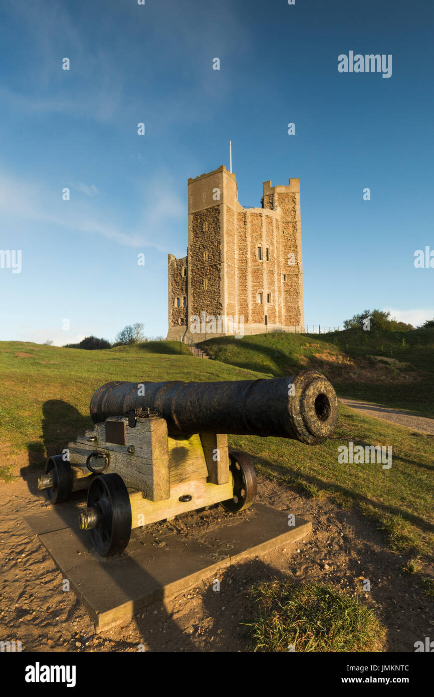 Orford Castello con una Canon in primo piano, Orford, Suffolk, Inghilterra, Regno Unito Foto Stock