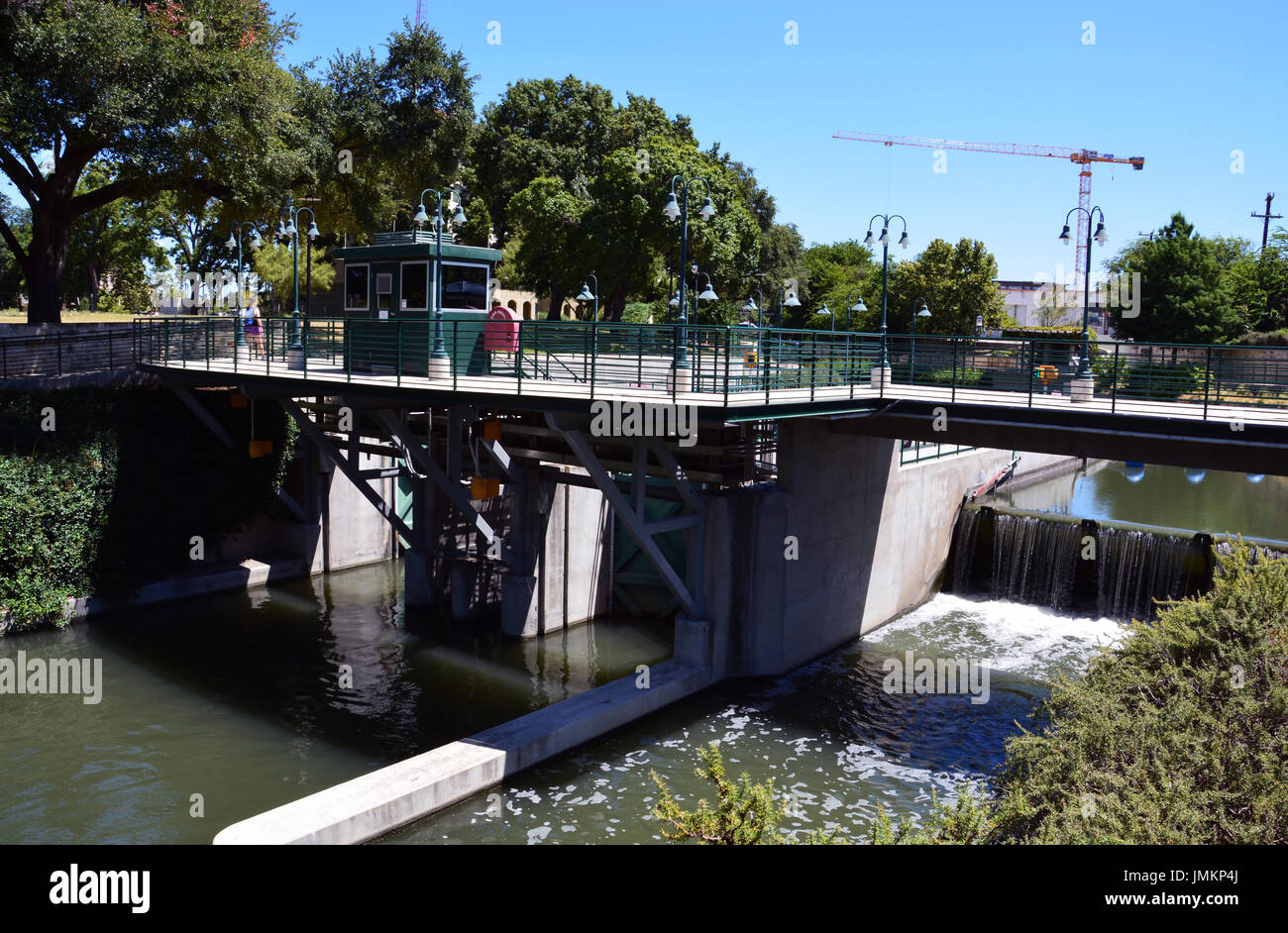 La serratura e la diga più a monte dallo storico centro cittadino di San Antonio River Walk controlla le inondazioni e consentire alle barche di attraversare i vari livelli Foto Stock