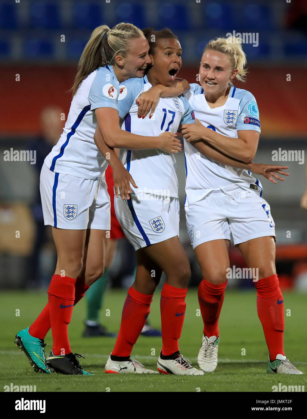 L'Inghilterra del Nikita Parris (centro) celebra il suo punteggio lato il secondo obiettivo del gioco con i compagni di team Toni Duggan (sinistra) e Isobel Christiansen durante il femminile UEFA Euro 2017, Gruppo D match presso il Koning Willem II Stadion, Tilburg. Foto Stock