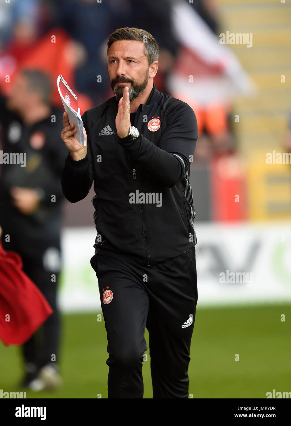 Il manager di Aberdeen Derek McInnes corre nell'area tecnica prima del calcio d'inizio durante la partita di qualificazione della UEFA Europa League al terzo round, prima tappa al Pittodrie Stadium di Aberdeen. PREMERE ASSOCIAZIONE foto. Data foto: Giovedì 27 luglio 2017. Guarda la storia della Pennsylvania Soccer Aberdeen. Il credito fotografico deve essere: Ian Rutherford/PA Wire Foto Stock