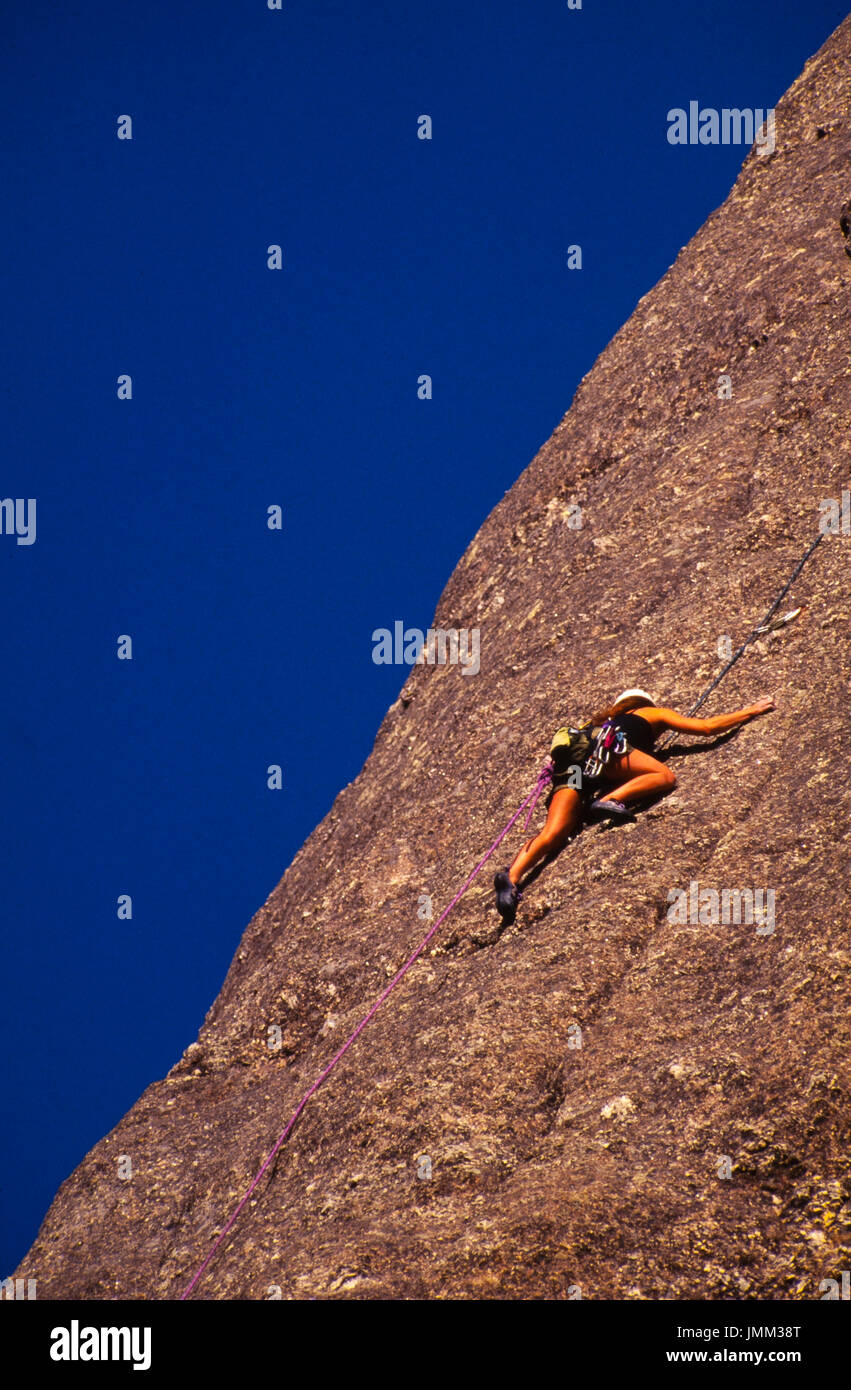 Arrampicatori salire le rocce a strapiombo sul retro del Mt. Rushmore, South Dakota. Foto Stock