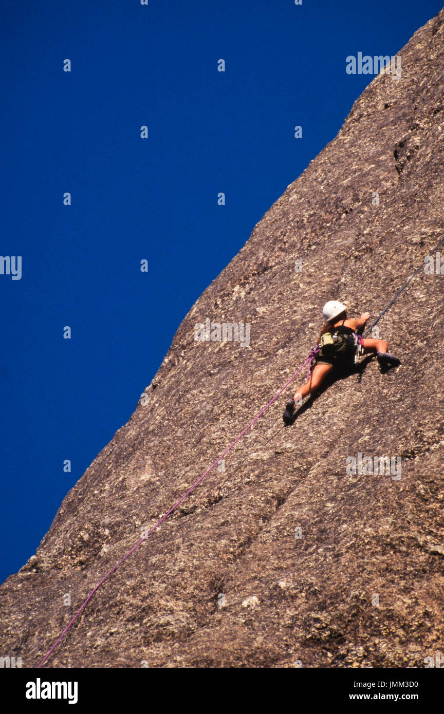 Arrampicatori salire le rocce a strapiombo sul retro del Mt. Rushmore, South Dakota. Foto Stock