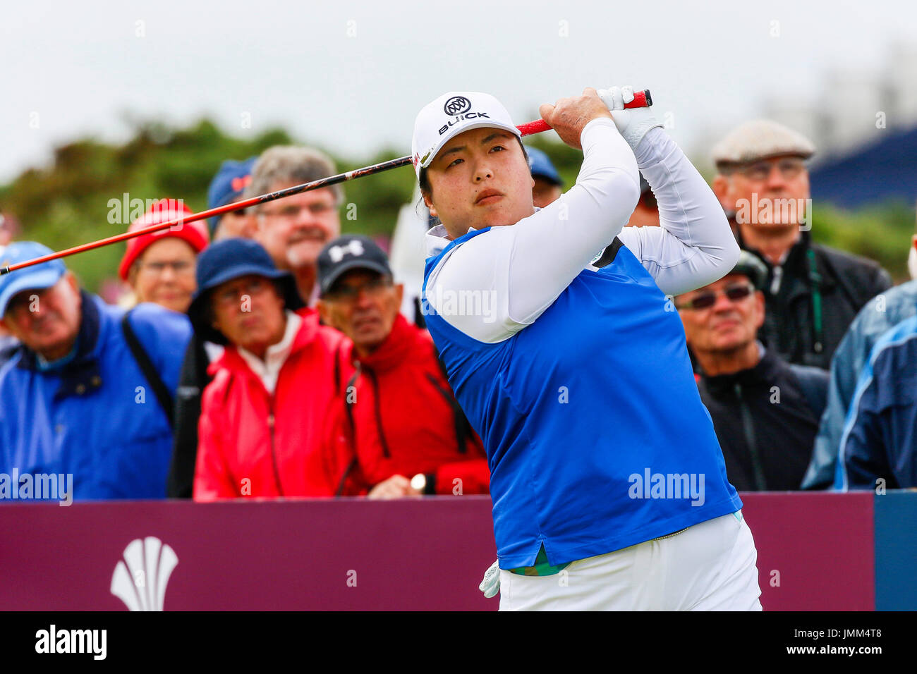 Irvine, Scotland, Regno Unito. 27 Luglio, 2017. Il primo giorno del XV Scottish Open Golf Championship iniziato oggi con 156 giocatori in rappresentanza di 32 nazionalità, giocando per il più grande montepremi nel campionato della storia. Molti dei giocatori ha lottato con il forte a sud ovest presenza di raffiche di vento fino a 20 mph, i legami stretti corso di stile e occasionalmente di heavy rain shower. Credito: Findlay/Alamy Live News Foto Stock