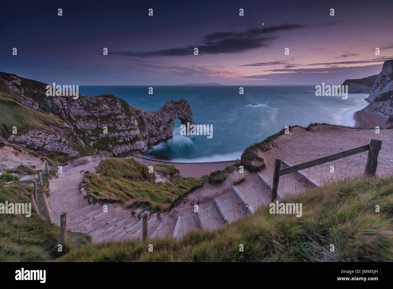 Dorset, Regno Unito. 27 Luglio, 2017. La luna sulla porta di Durdle su Jurassic Coast in Dorset al tramonto. Credito: ricca di Dyson/Alamy Live News Foto Stock