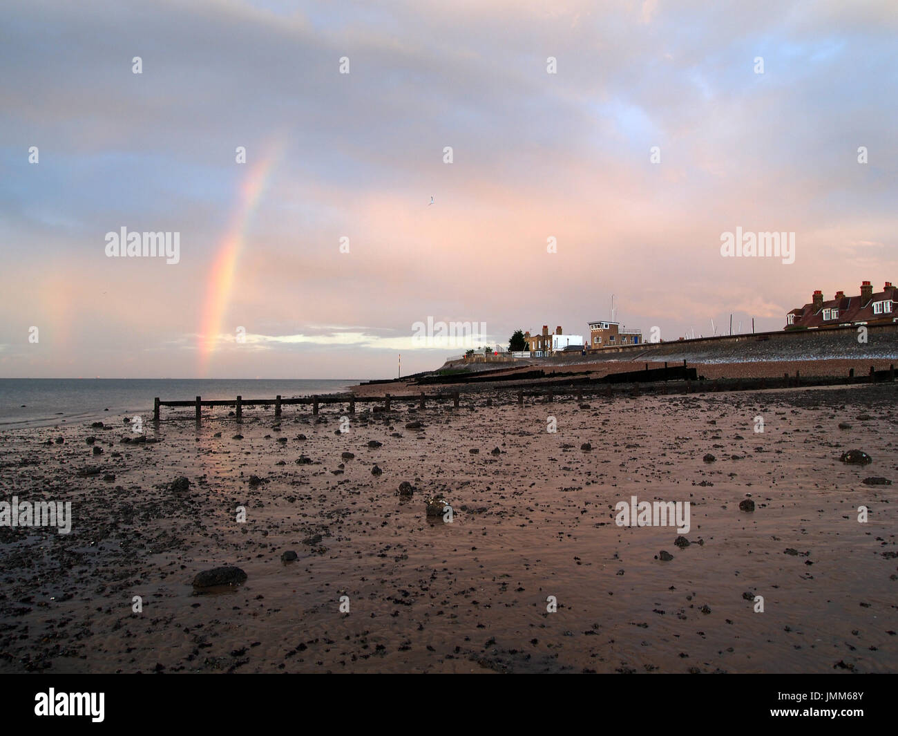 Sheerness, Kent, Regno Unito. 27 Luglio, 2017. Regno Unito Meteo: un arcobaleno segna la fine della giornata. Credito: James Bell/Alamy Live News Foto Stock
