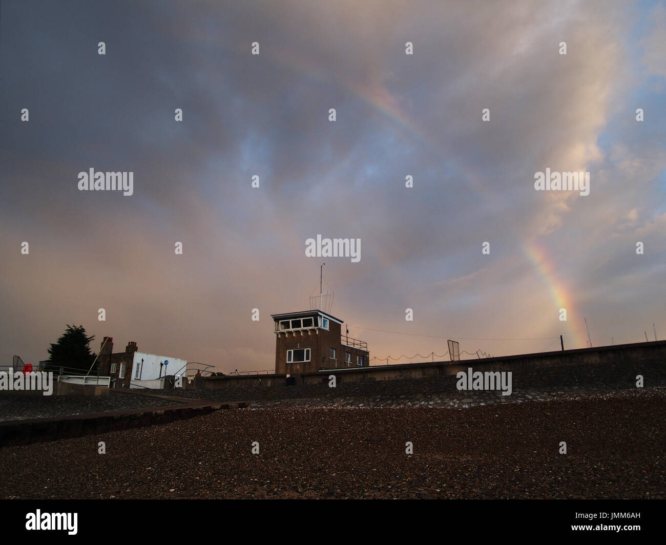 Sheerness, Kent, Regno Unito. 27 Luglio, 2017. Regno Unito Meteo: un arcobaleno segna la fine della giornata. Credito: James Bell/Alamy Live News Foto Stock