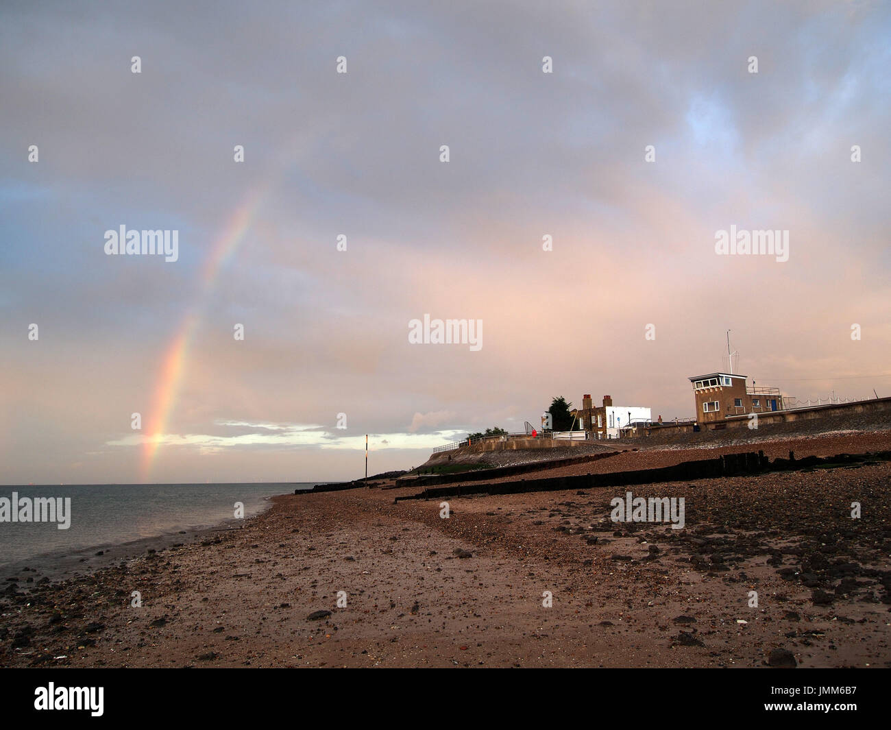 Sheerness, Kent, Regno Unito. 27 Luglio, 2017. Regno Unito Meteo: un arcobaleno segna la fine della giornata. Credito: James Bell/Alamy Live News Foto Stock