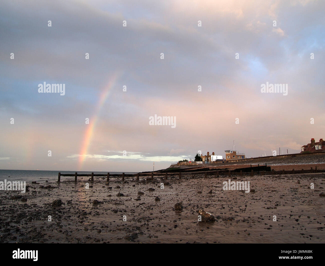 Sheerness, Kent, Regno Unito. 27 Luglio, 2017. Regno Unito Meteo: un arcobaleno segna la fine della giornata. Credito: James Bell/Alamy Live News Foto Stock