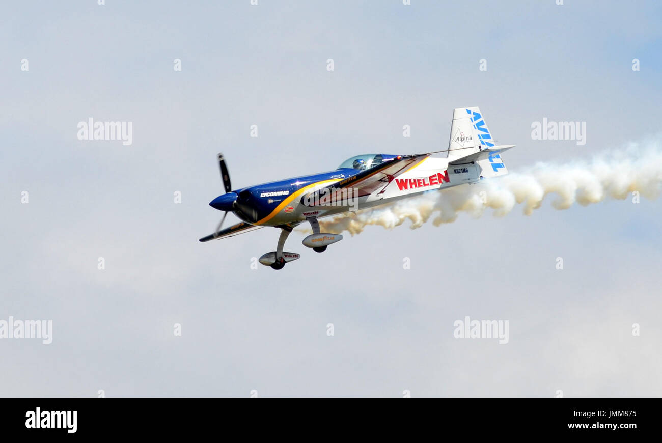 Oshkosh, Wisconsin, Stati Uniti d'America. 27 Luglio, 2017. Michael Goulian in Whelen/Extra Goodyear 330SC eseguono durante l'esibizione aerea a EAA AirVenture in Oshkosh, Wisconsin. Ricky Bassman/Cal Sport Media/Alamy Live News Foto Stock