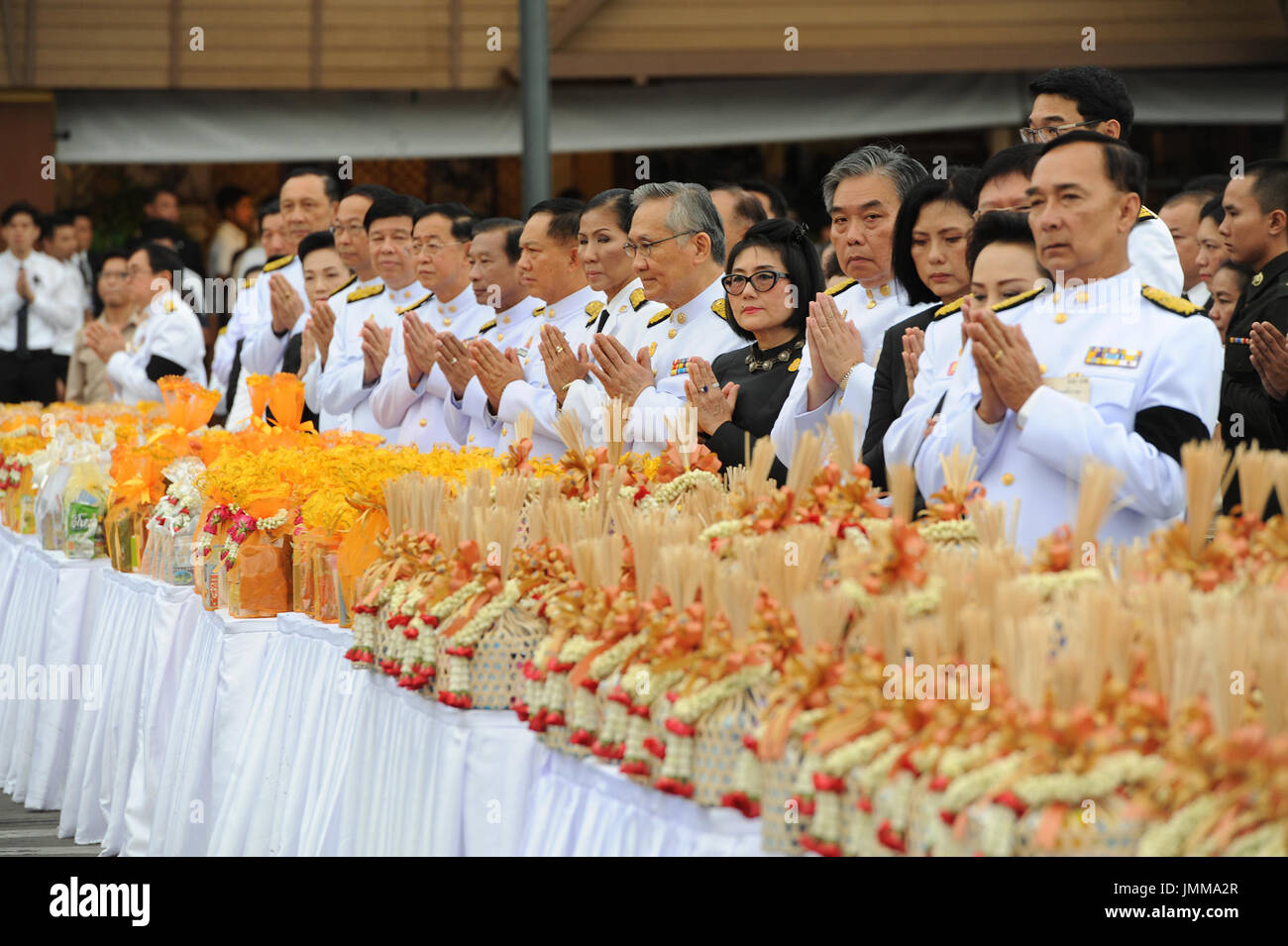 Bangkok, Tailandia. 28 Luglio, 2017. Governo thailandese funzionari partecipano a un elemosina cerimonia re Maha Vajiralongkorn il sessantacinquesimo compleanno a Dusit Palace Plaza a Bangkok, Thailandia, 28 luglio 2017. Funzionari tailandesi e il pubblico in generale uniti in varie cerimonie religiose a Mark King Maha Vajiralongkorn il sessantacinquesimo compleanno il venerdì. Credito: Rachen Sageamsak/Xinhua/Alamy Live News Foto Stock