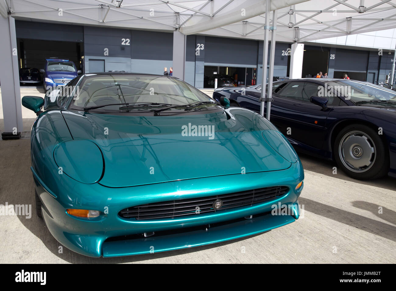 Silverstone, UK. 28 Luglio, 2017. Silverstone Classic 2017, auto classiche hanno last minute controlli e preparatevi per le gare in box come il più grande del mondo classico annuale motor racing festival prende il via. Credito: Keith Larby/Alamy Live News Foto Stock