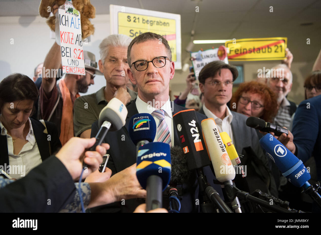 Stuttgart, Germania. 28 Luglio, 2017. Edgar Neumann, altoparlante del ministero dei trasporti Baden-Wuerttemberg dà interviste dopo la condanna presso la corte distrettuale di Stoccarda, Germania, 28 luglio 2017. Divieti di guida per le vecchie autovetture Diesel resteranno legali - lo stato del Baden-Wuerttemberg ha fallito il tentativo di ostacolare i divieti come tali da retrofitting motori più vecchi. Foto: Marijan Murat/dpa/Alamy Live News Foto Stock