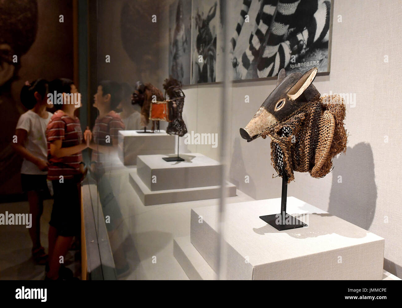 Zhengzhou, la Cina della Provincia di Henan. 28 Luglio, 2017. Bambini Watch presenta al "Dio di foresta pluviale--China-Africa maschere rare Exhibition" nella Città di Zhengzhou, capitale della Cina centrale della Provincia di Henan, 28 luglio 2017. La mostra è stata ospitata dal Museo di Henan ed è stato aperto al pubblico il venerdì. Più di 130 presenta sul display ha dimostrato la diversità, la creatività e la fantasia delle arti africane e della civiltà. La mostra resterà aperta fino al 8 ottobre. Credito: Li Un/Xinhua/Alamy Live News Foto Stock