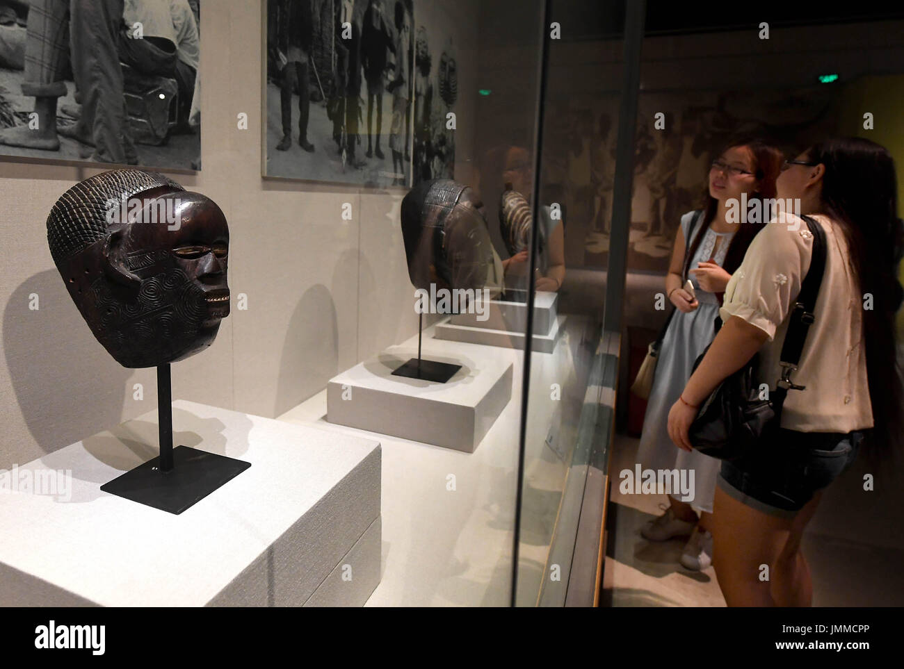 Zhengzhou, la Cina della Provincia di Henan. 28 Luglio, 2017. I visitatori osservano presenta al "Dio di foresta pluviale--China-Africa maschere rare Exhibition" nella Città di Zhengzhou, capitale della Cina centrale della Provincia di Henan, 28 luglio 2017. La mostra è stata ospitata dal Museo di Henan ed è stato aperto al pubblico il venerdì. Più di 130 presenta sul display ha dimostrato la diversità, la creatività e la fantasia delle arti africane e della civiltà. La mostra resterà aperta fino al 8 ottobre. Credito: Li Un/Xinhua/Alamy Live News Foto Stock