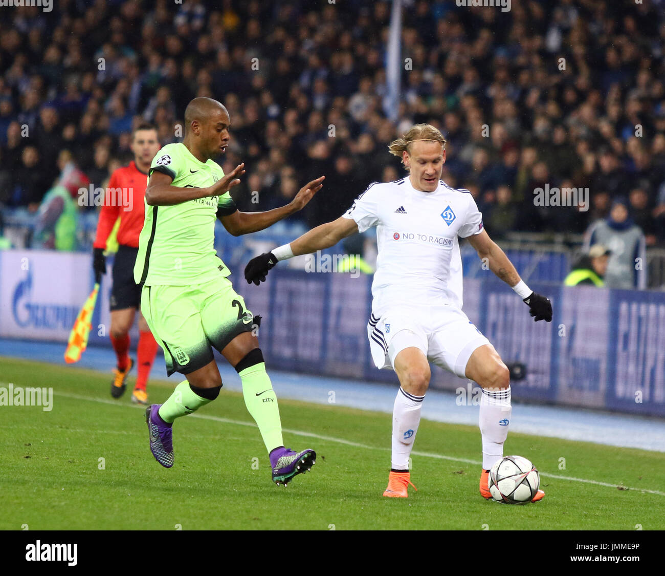 Kiev, Ucraina - 24 febbraio 2016: Fernandinho del Manchester City (#25, in verde) combatte per una sfera con Domagoj Vida di Dynamo Kyiv durante la UEFA Champions League Round di 16 partita di calcio Foto Stock