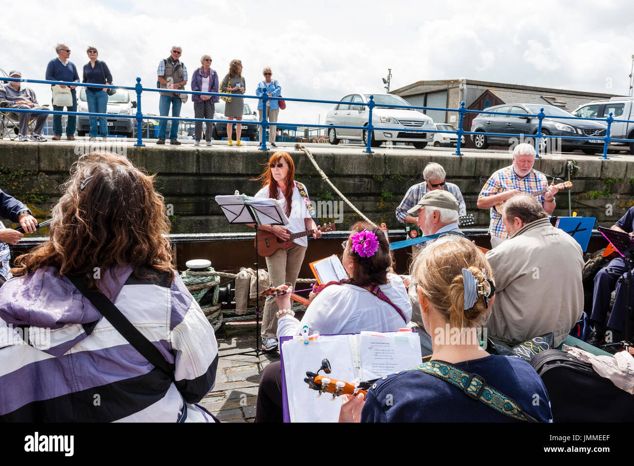 Concerto con la banda di trattativa, il Sunshine Ukes sul retro di un rimorchiatore a traino, il Cervia, ormeggiata in porto durante il festival di Ramsgate. Principalmente adulti senior, uomini e donne, seduto sul ponte di poppa della barca. Foto Stock Concerto con la banda di trattativa, il Sunshine Ukes sul retro di un rimorchiatore a traino, il Cervia, ormeggiata in porto durante il festival di Ramsgate. Principalmente adulti senior, uomini e donne, seduto sul ponte di poppa della barca. Foto Stock