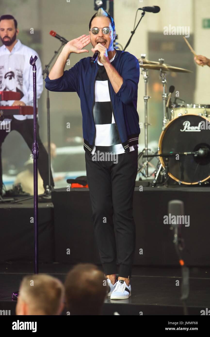 New York, NY, STATI UNITI D'AMERICA. 28 Luglio, 2017. Michael Fitzpatrick sul palco per la NBC Today Show Concerto con FITZ e le bizze, Rockefeller Plaza di New York, NY Luglio 28, 2017. Credito: Jason Mendez/Everett raccolta/Alamy Live News Foto Stock