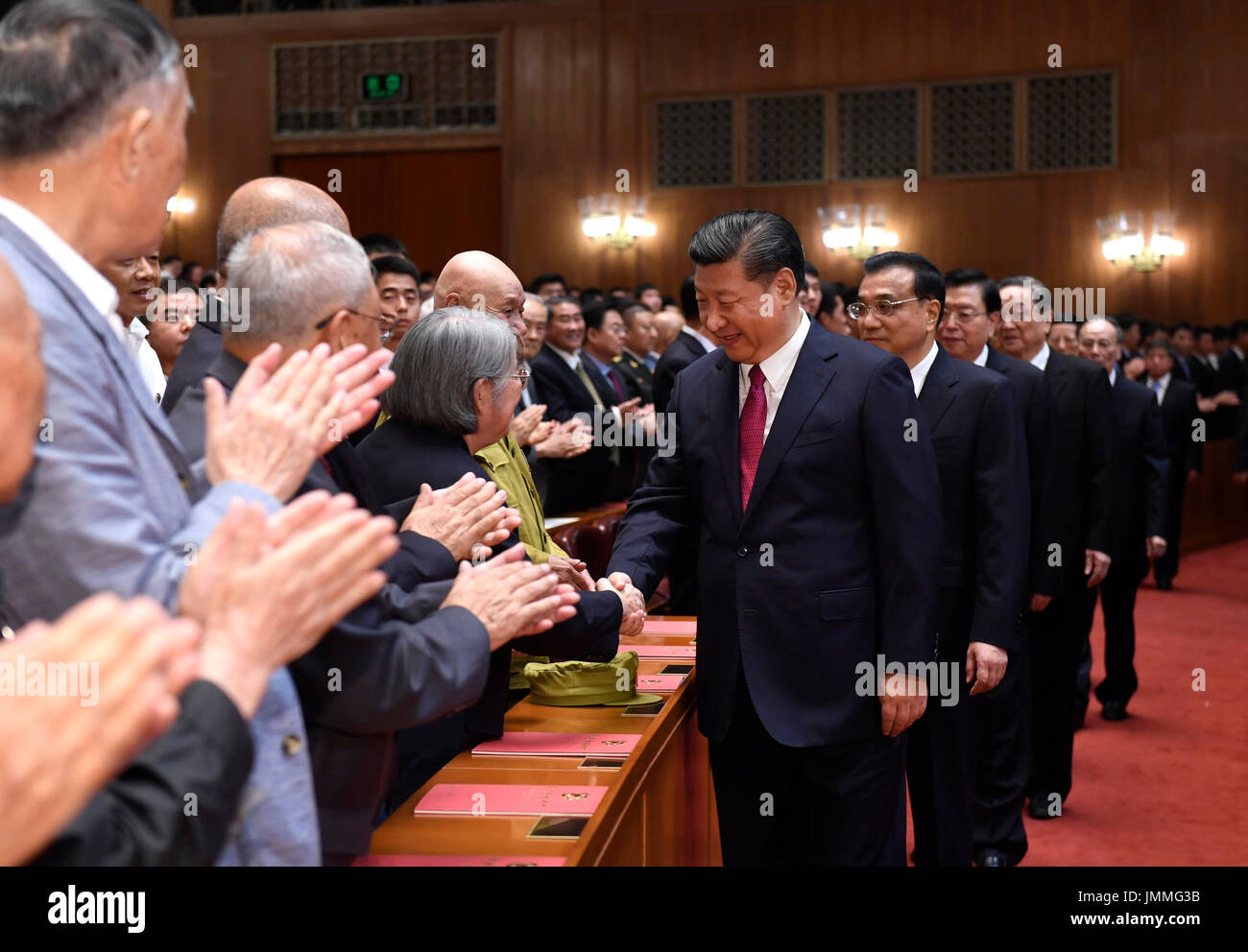 (170728) -- Pechino, 28 luglio 2017 (Xinhua) -- Il presidente cinese Xi Jinping e altri alti dirigenti agitare le mani con i rappresentanti di veterani, pensionato compagni e ufficiali militari onorati con il fine di Bayi, il paese più alto del premio militare, prima di guardare un gran galà di Pechino, capitale della Cina, 28 luglio 2017. Un gran galà si è tenuto a Pechino il venerdì sera in occasione del novantesimo compleanno del popolo cinese della Esercito di Liberazione (PLA). Il presidente cinese Xi Jinping, anche segretario generale del Partito Comunista della Cina Comitato Centrale e Presidente della Milit centrale Foto Stock