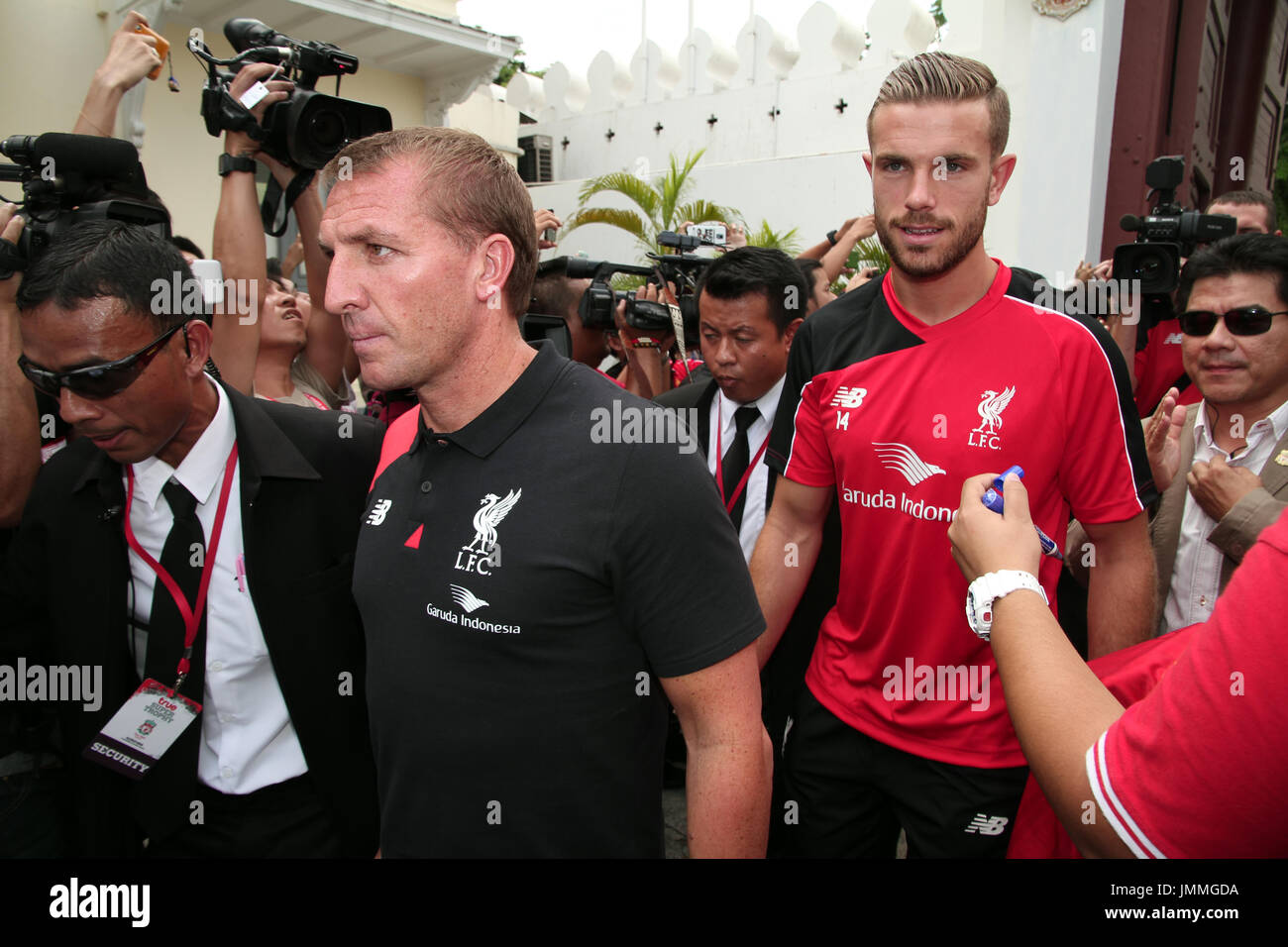 BANGKOK, Tailandia - 13 luglio:Brendan Rodgers Manager di Liverpool travel al culto di Buddha a Watprasiratana sasadaram sulla luglio 13, 2015 a Bangkok, in Thailandia. Foto Stock