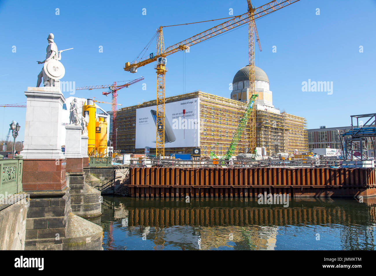 Berlino, Germania, downtown, quartiere Mitte, sito in costruzione del Berliner Schlo§, la ricostruzione della vecchia Berlino palace, il fiume Sprea, Foto Stock