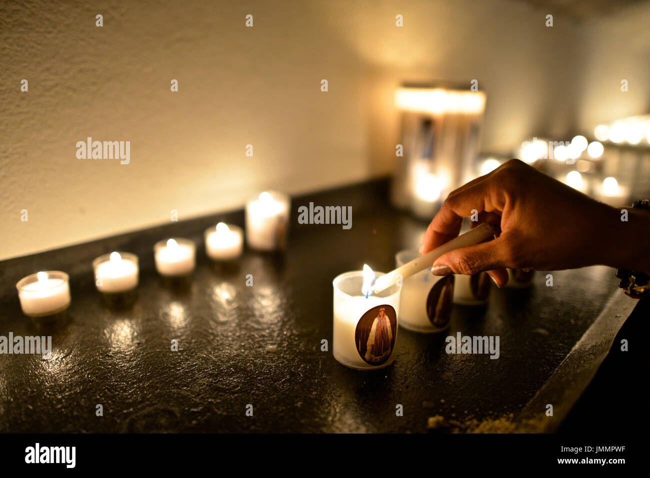 Una zingara adora Sara la statua nella cripta della chiesa. Foto Stock