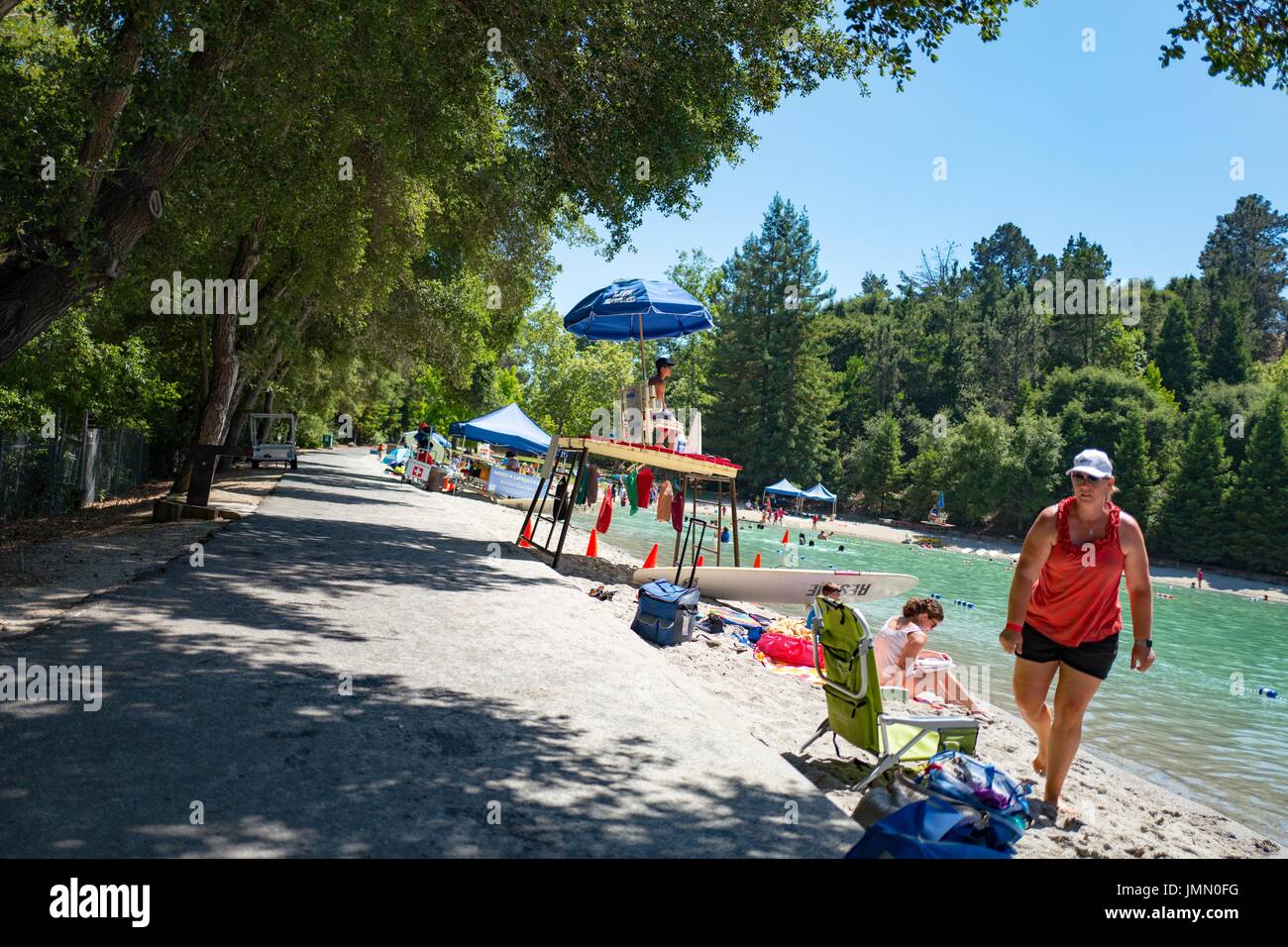 Ai visitatori di rilassarsi vicino all'acqua a Cull regionale Canyon Recreation Area, un East Bay Regional Park in San Francisco Bay Area cittadina di Castro Valley, California, 30 giugno 2017. Foto Stock