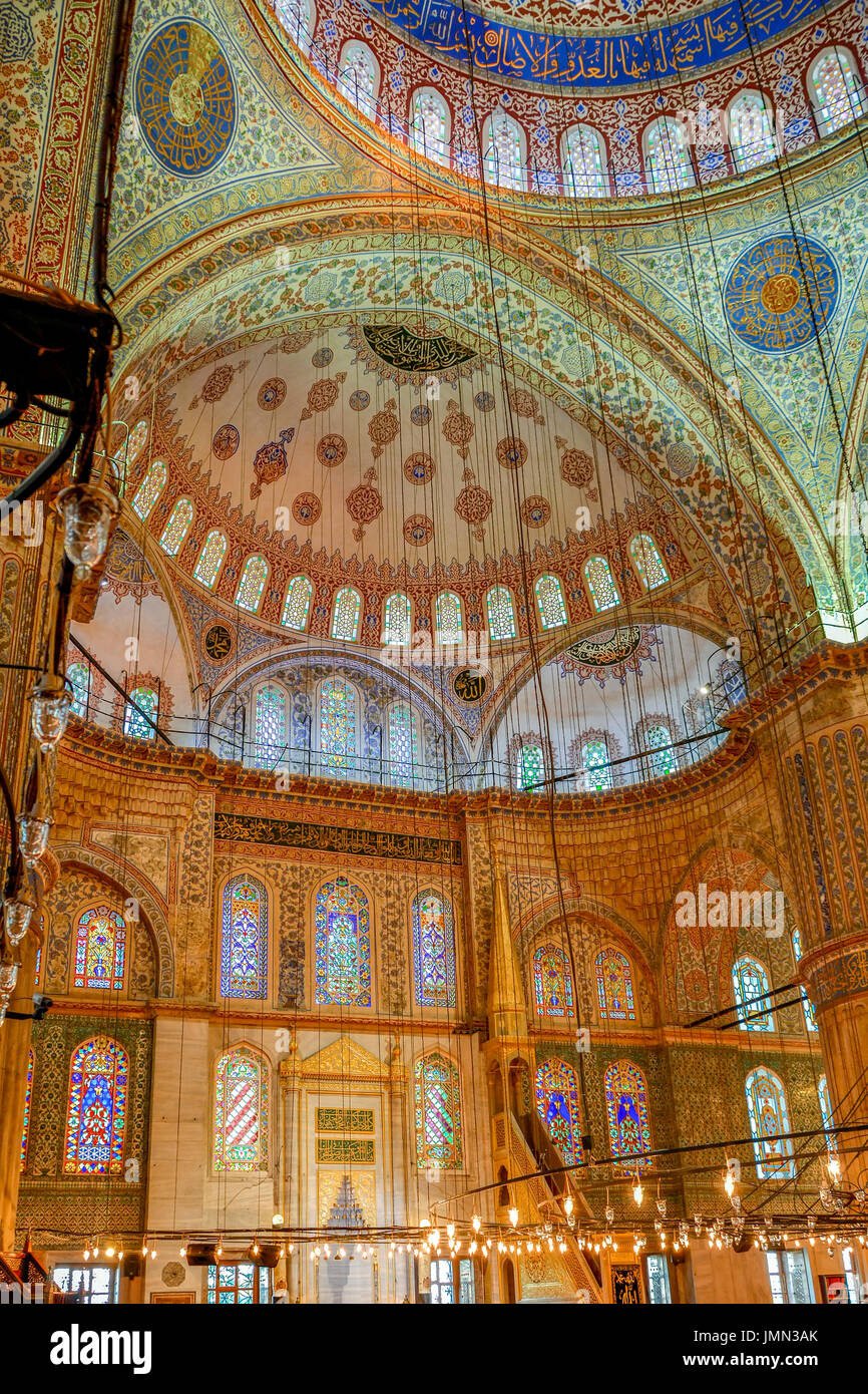 Interno della splendida e storica e la celebre Moschea Blu di Istanbul, in Turchia, uno dei più fantastici esempi di Architettura Ottomanna Foto Stock