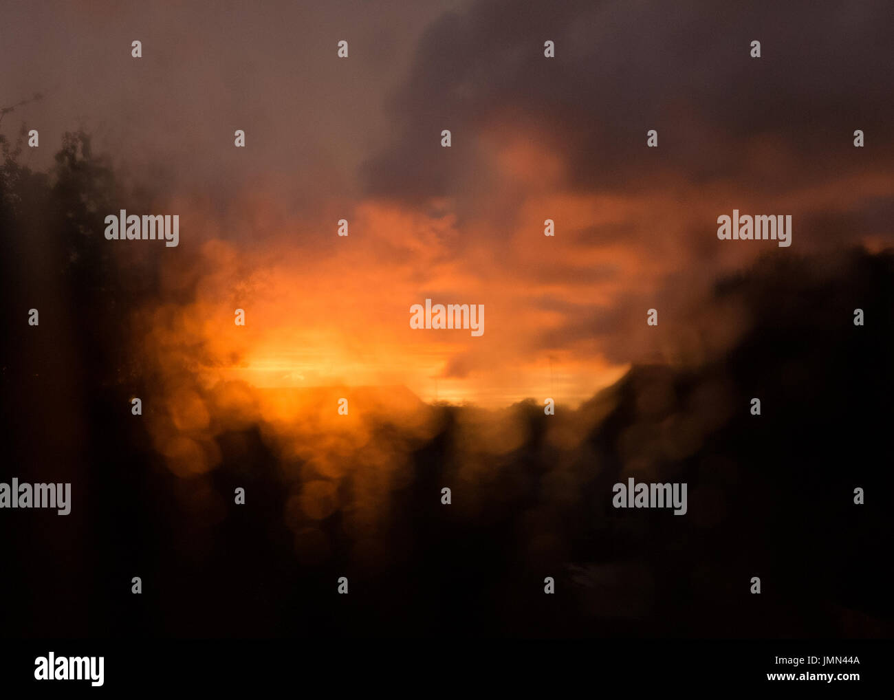 Tramonto attraverso la finestra sfocato Foto Stock