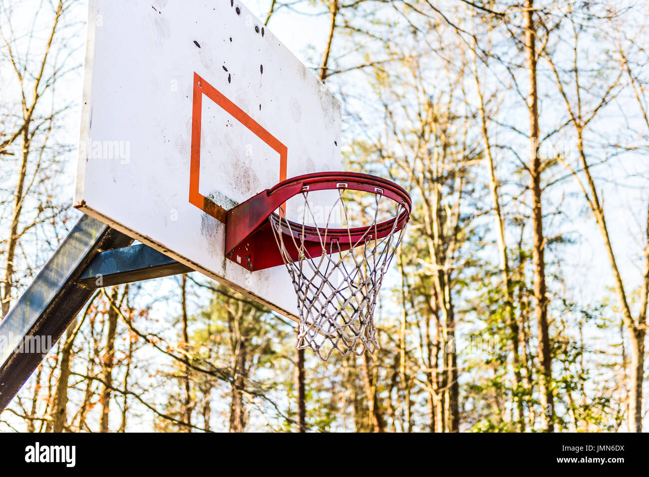 Primo piano della red Basketball hoop nel parco giochi Foto Stock