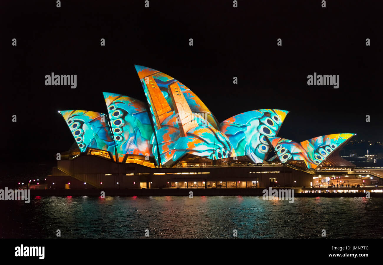 Sydney, 7 giugno, 2017.vivida luce festival annuale di un evento pubblico dove il teatro dell'opera è illuminata nel mese di giugno. Foto Stock