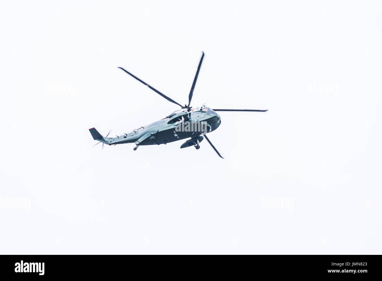 Washington DC, Stati Uniti d'America - 17 Marzo 2017: tre elicotteri presidenziali battenti isolato contro il cielo nuvoloso dal National Mall Foto Stock