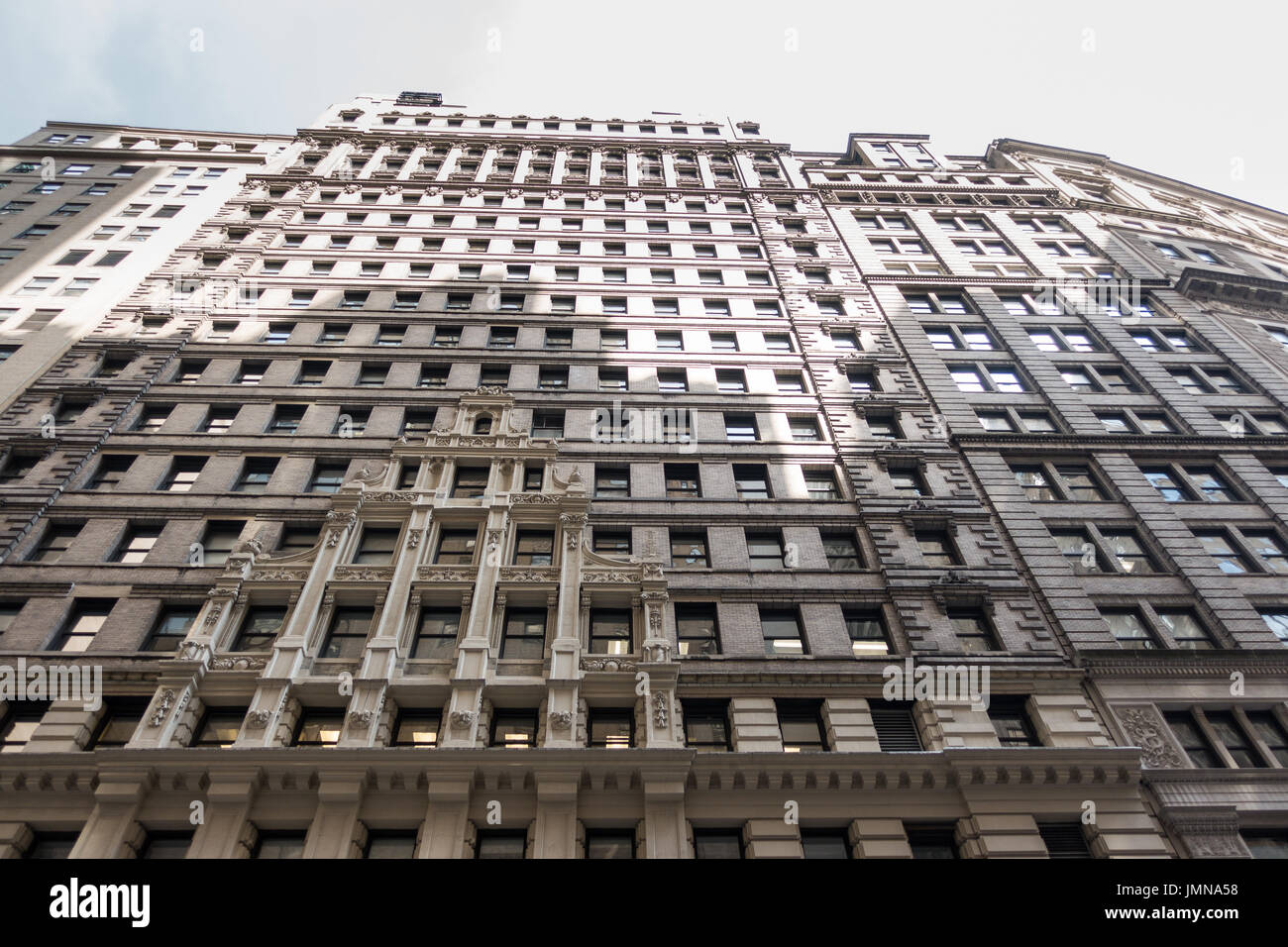 Cercando su un alto edificio nella città di New York con un ombre creato a metà strada da un altro edificio Foto Stock