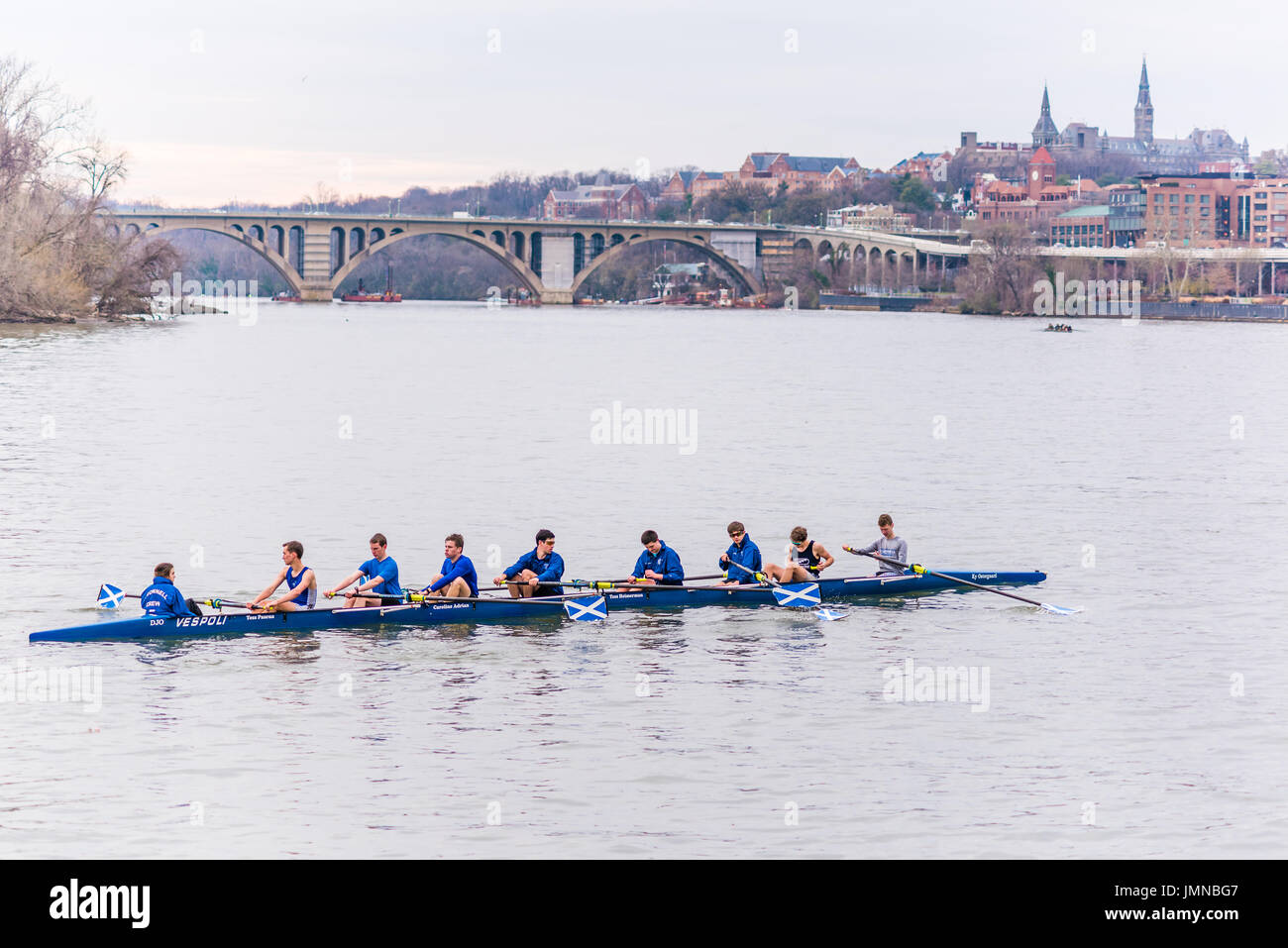 Washington DC, Stati Uniti d'America - 20 Marzo 2017: persone canottaggio sul fiume Potomac su molte barche con skyline di Georgetown Foto Stock