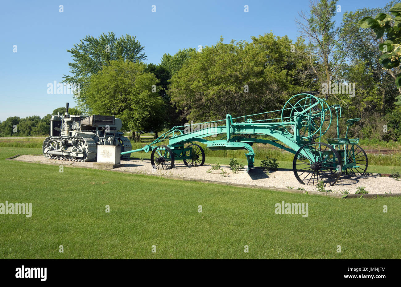 Vintage modello Caterpillar 60 trattore e livellatrice stradale sul display, Contea di Manitowoc, Wisconsin Highway Department Foto Stock