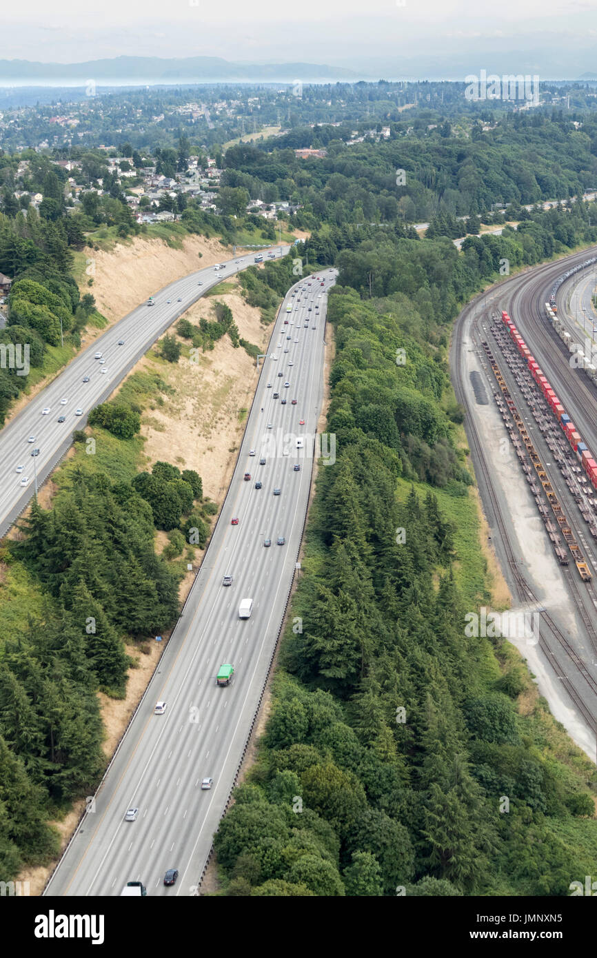 I-5 in autostrada e ferrovia BNSF vie accanto al Boeing Field di Seattle, nello Stato di Washington, USA Foto Stock