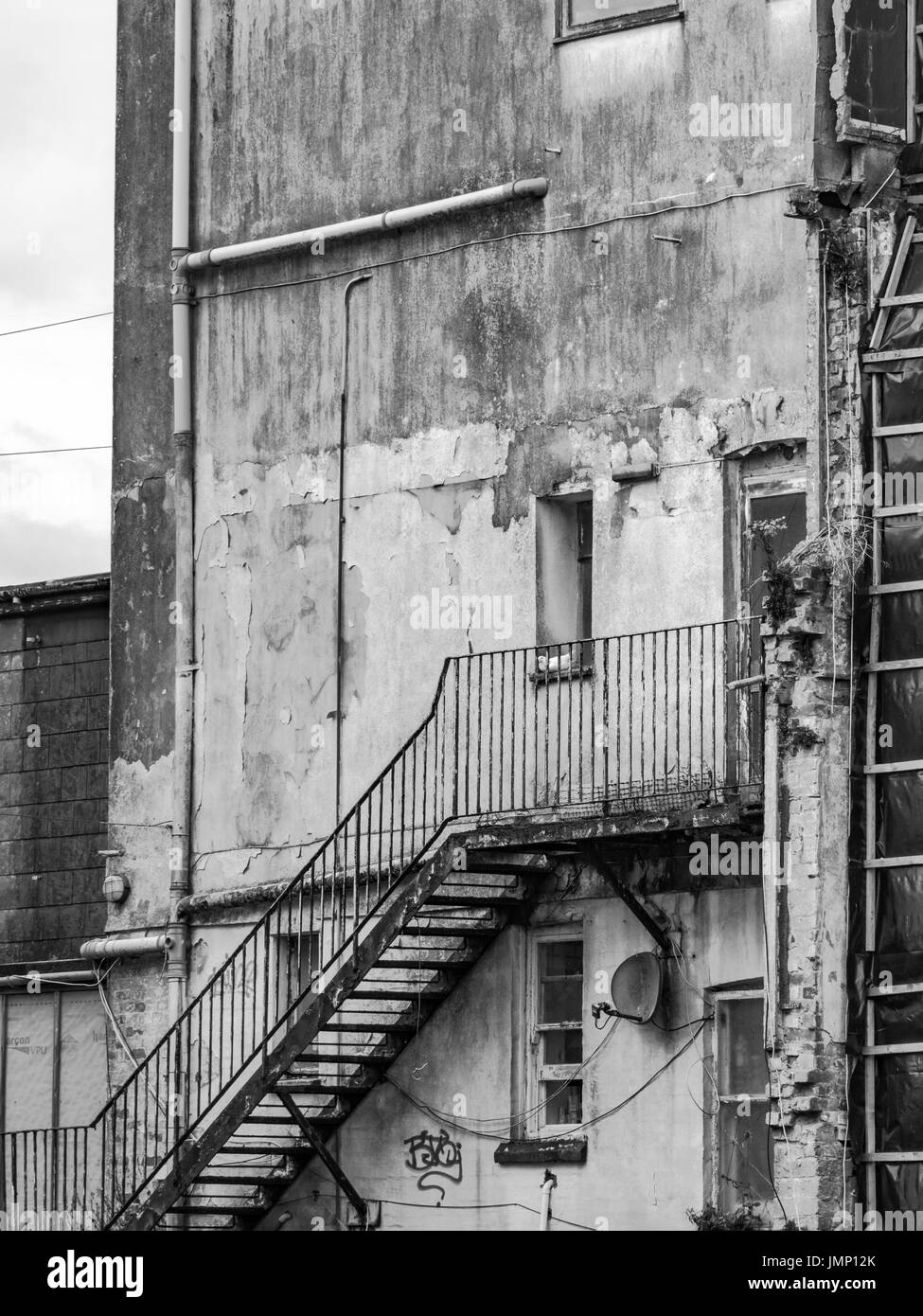 Immagine in bianco e nero di un'estremità di una proprietà a Newquay, Cornovaglia, piuttosto frantumata. Scalinata verso il nulla.[la proprietà è stata demolita, non esiste più.] Foto Stock