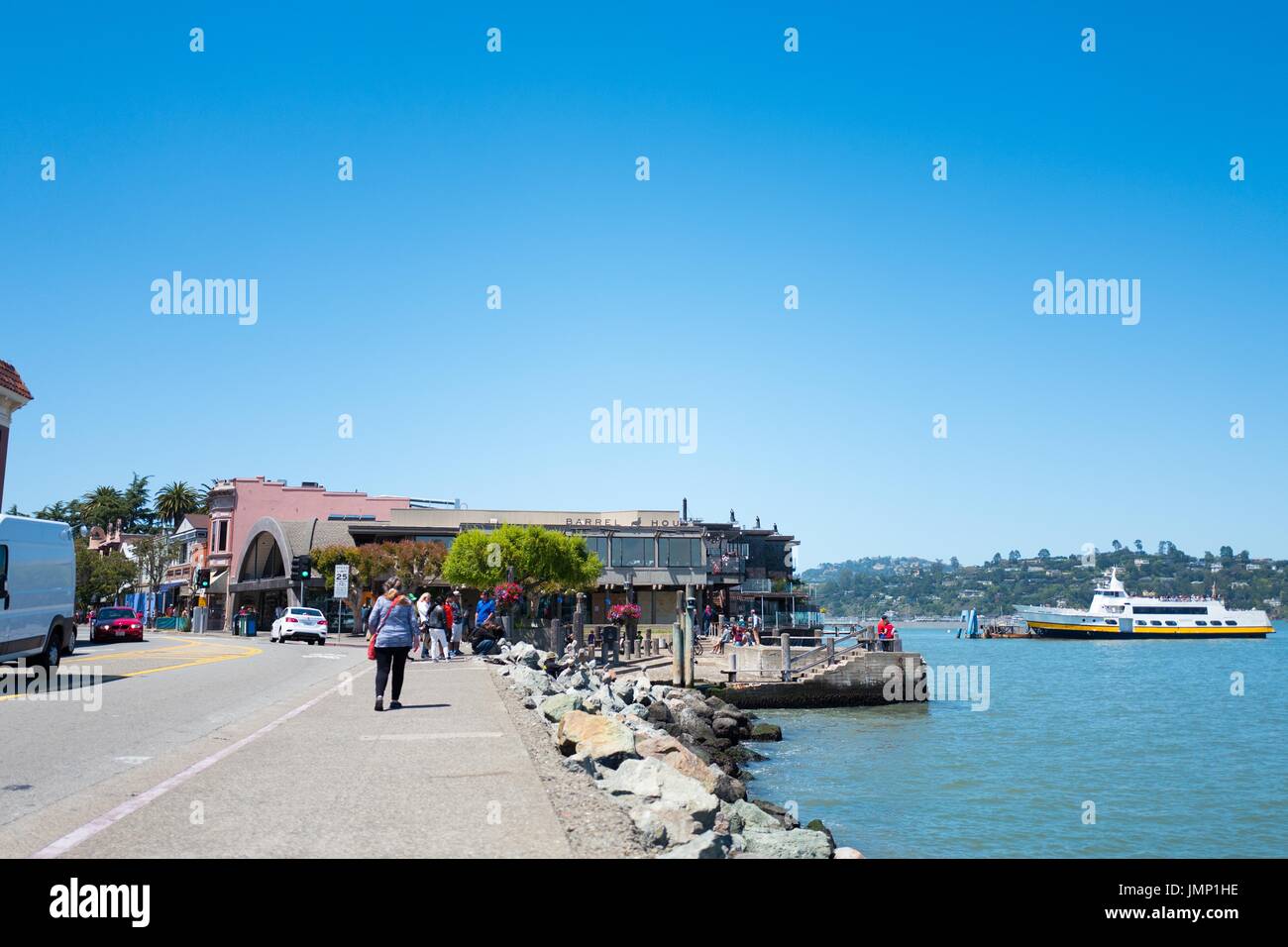 A San Francisco il traghetto è visibile, insieme con il centro di aziende, sulla strada Bridgeway in San Francisco Bay Area Cittadina di Sausalito, California, 29 giugno 2017. Foto Stock
