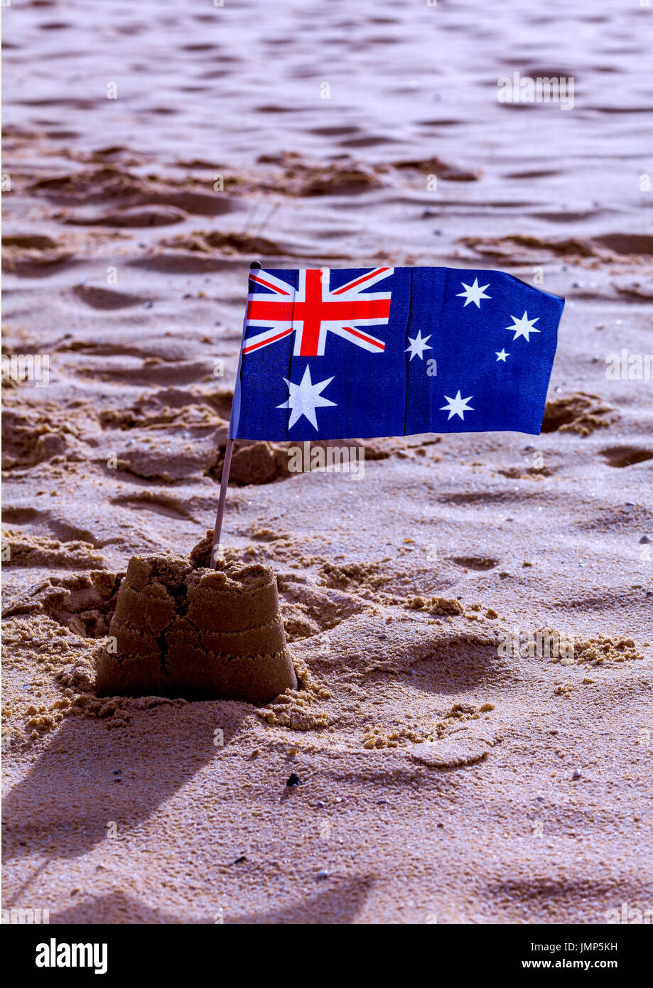 Bandiera australiana piantato nel castello di sabbia sulla spiaggia di Pambula su NSW costa sud Foto Stock