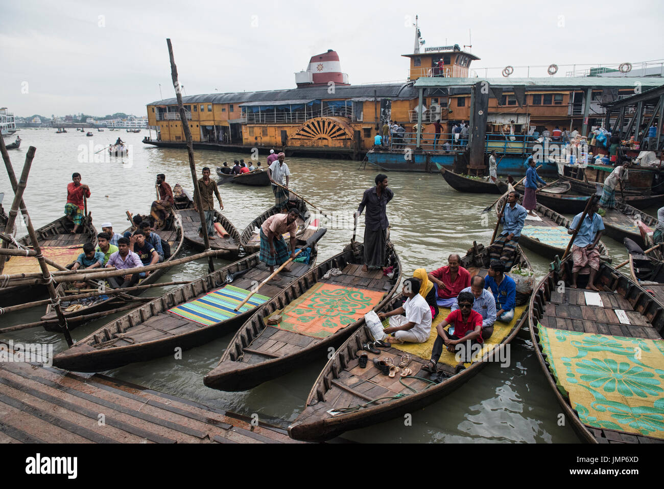 Imbarcazioni a remi a Saderghat sul fiume Buriganga, Dacca in Bangladesh Foto Stock