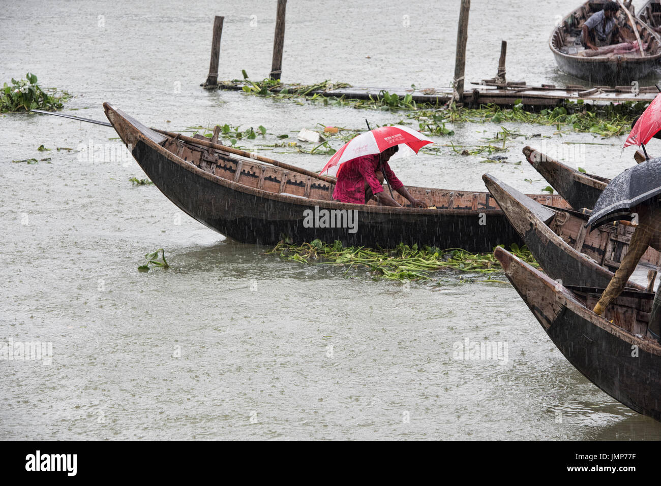 Boatman in il monsone, Dacca in Bangladesh Foto Stock
