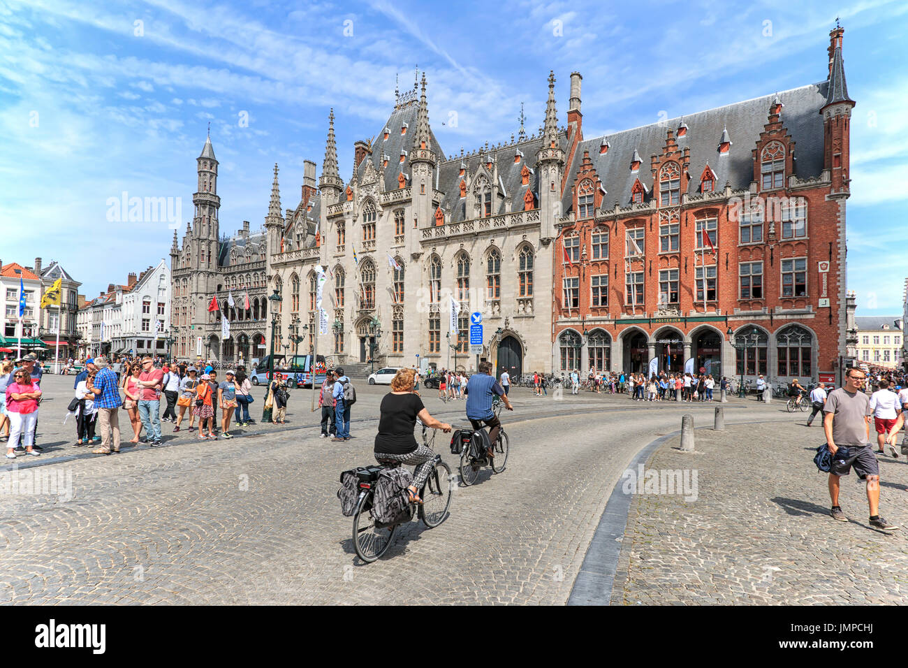 Bruges, Belgio - Luglio 7, 2017: Turisti in sella a una moto vicino al Provinciaal Hof in piazza del mercato di Bruges Foto Stock
