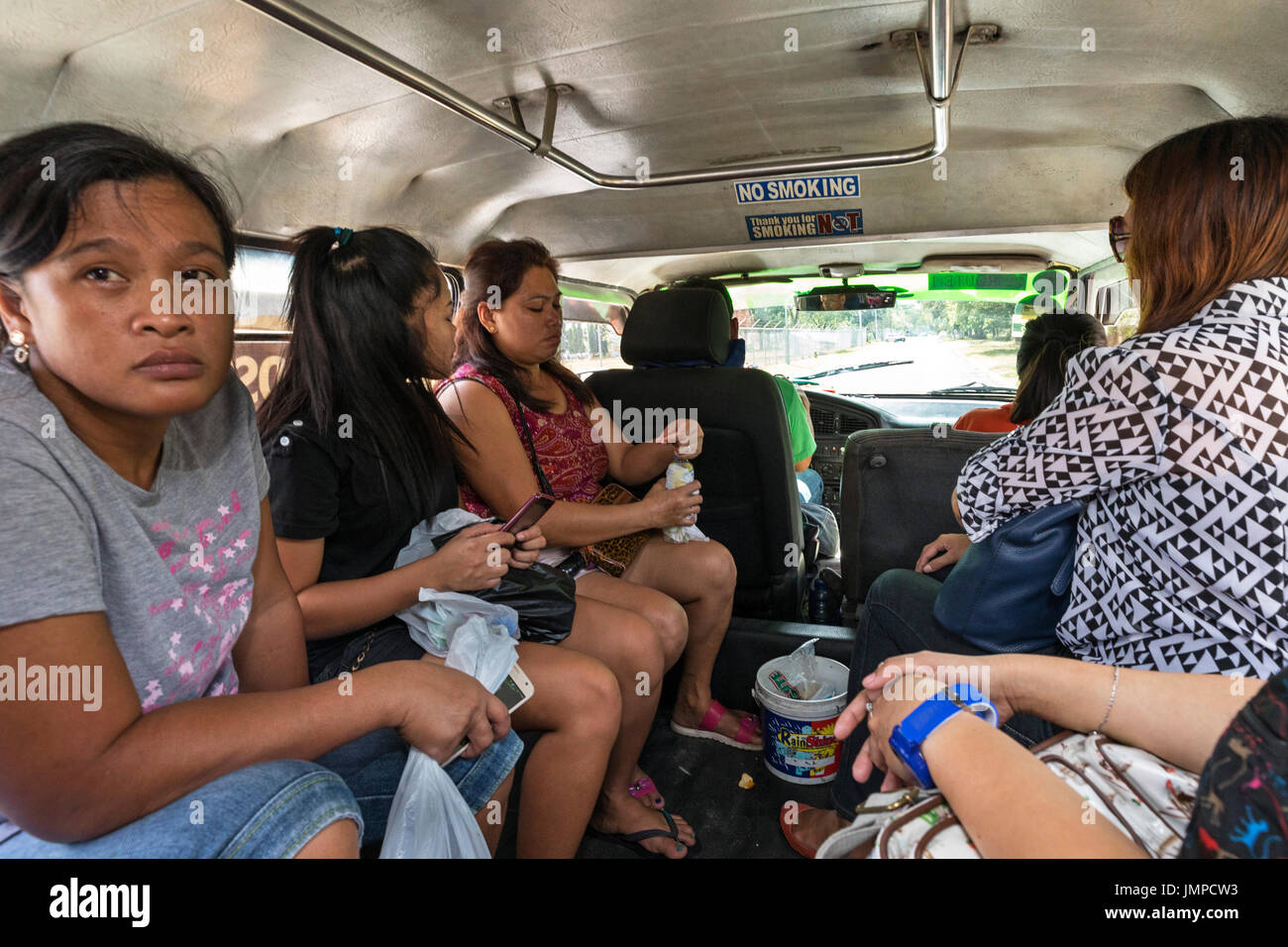 Jeepney passeggeri, Angeles City, Pampanga, Filippine Foto Stock
