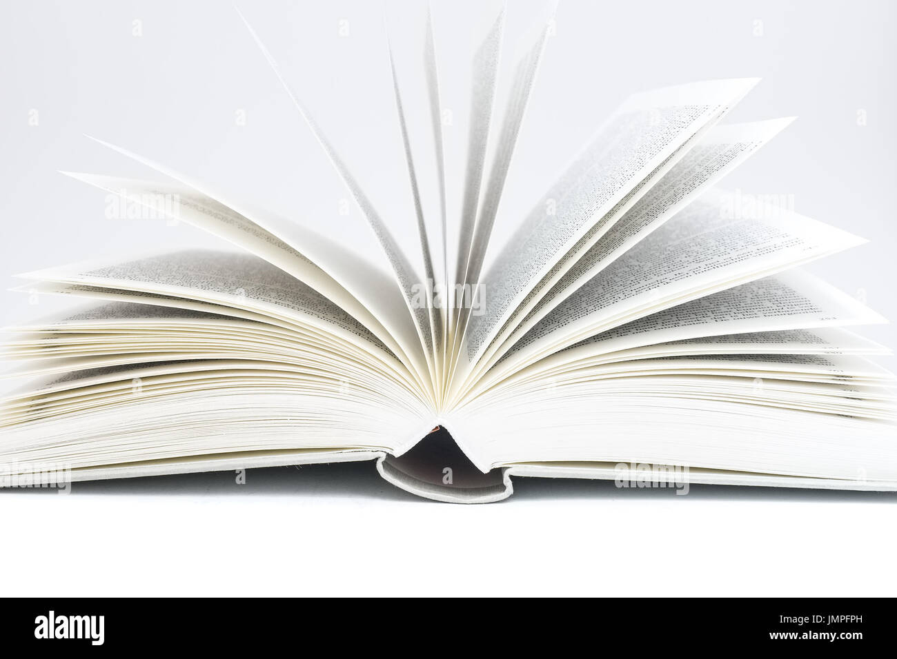 Studio scena di un libro aperto contro il bianco puro sfondo. Foto Stock