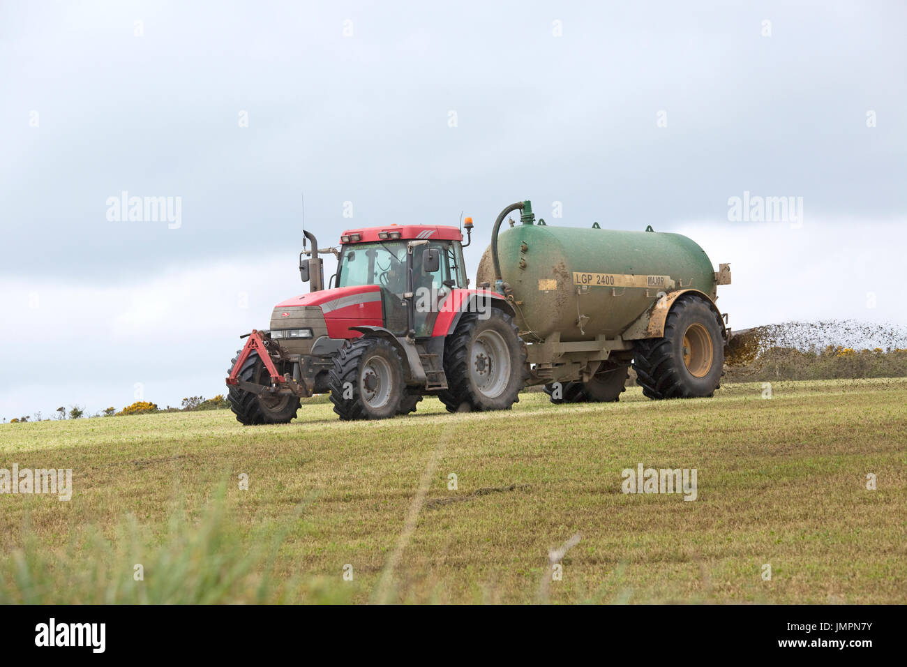 Il trattore lavora con muck spandiconcime pembrokeshire regno unito Foto Stock