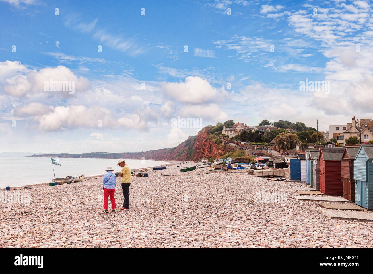 26 Giugno 2017: Budleigh Salterton, East Devon, Inghilterra, Regno Unito - Senior giovane sulla spiaggia di ciottoli a Budleigh Salterton, su una luminosa giornata estiva con il colore blu Foto Stock