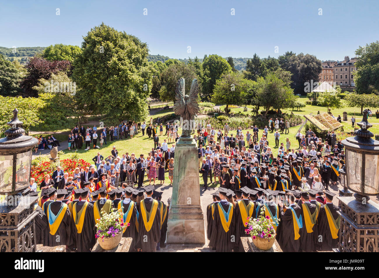 5 Luglio 2017: bagno, Somerset, Inghilterra, Regno Unito - Giorno di graduazione per vasca da bagno gli studenti universitari, team foto prese a Parade Gardens. Foto Stock